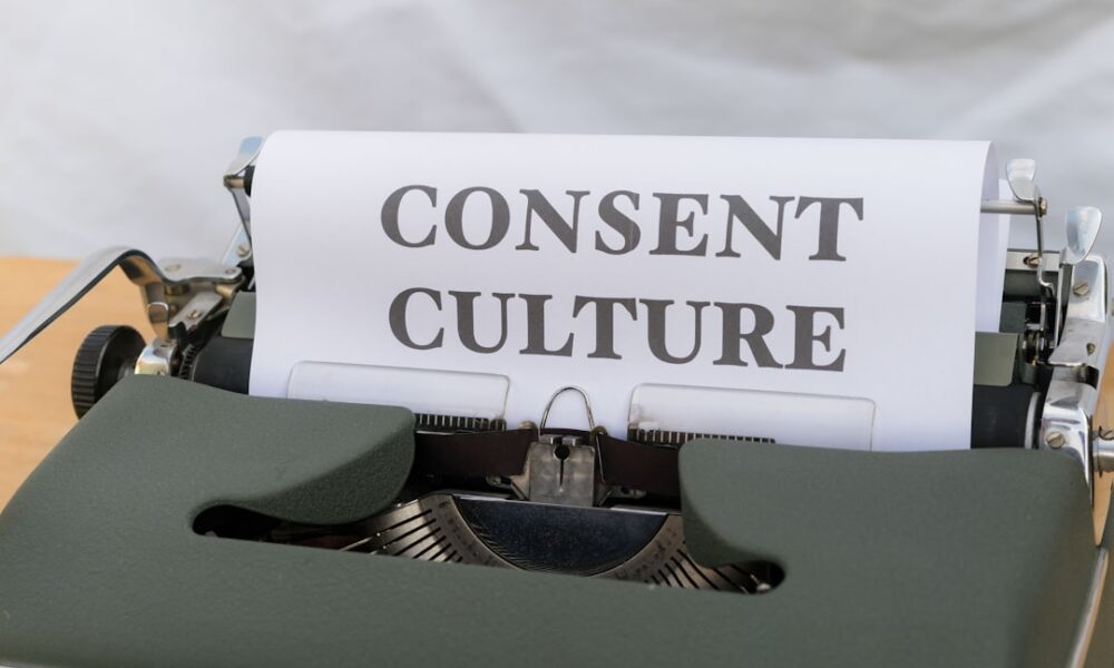 découvrez le concept de 'consensual non-consent', une pratique où le consentement est donné à l'avance pour simuler une absence de consentement, explorant les limites de la confiance et du respect dans les relations intimes.