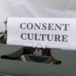 découvrez le concept de 'consensual non-consent', une pratique où le consentement est donné à l'avance pour simuler une absence de consentement, explorant les limites de la confiance et du respect dans les relations intimes.