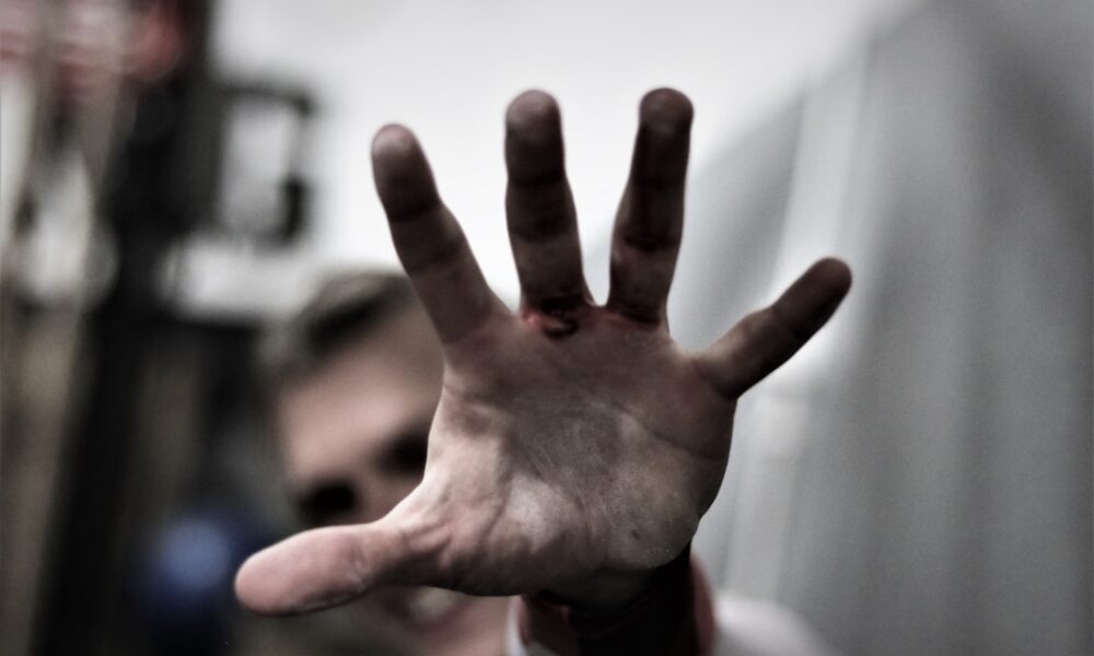 découvrez l'art du dirty talk pour pimenter vos relations et exprimer vos désirs avec confiance et intimité.