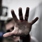 découvrez l'art du dirty talk pour pimenter vos relations et exprimer vos désirs avec confiance et intimité.