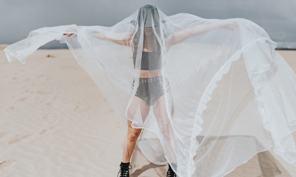 découvrez l'exploration du fétichisme dans la mode, une fusion audacieuse entre style et obsession pour des looks uniques et avant-gardistes.