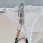 découvrez l'exploration du fétichisme dans la mode, une fusion audacieuse entre style et obsession pour des looks uniques et avant-gardistes.