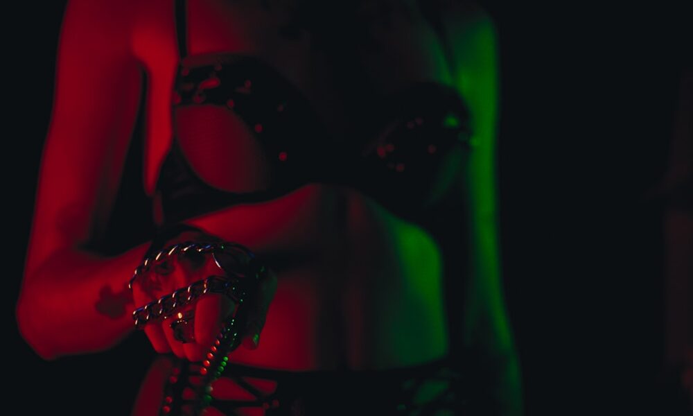 découvrez l'univers du bdsm : pratiques, sécurité, et consentement pour une expérience saine et respectueuse.
