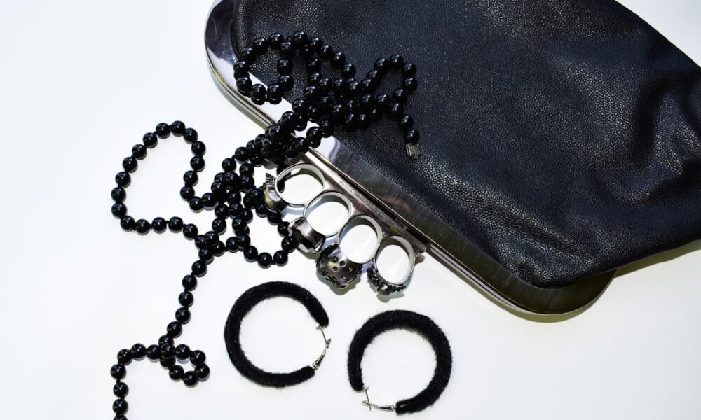 découvrez notre sélection d'accessoires bdsm pour pimenter vos moments intimes en toute sécurité et consentement. qualité, confort et plaisir garantis.