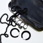 découvrez notre sélection d'accessoires bdsm pour pimenter vos moments intimes en toute sécurité et consentement. qualité, confort et plaisir garantis.