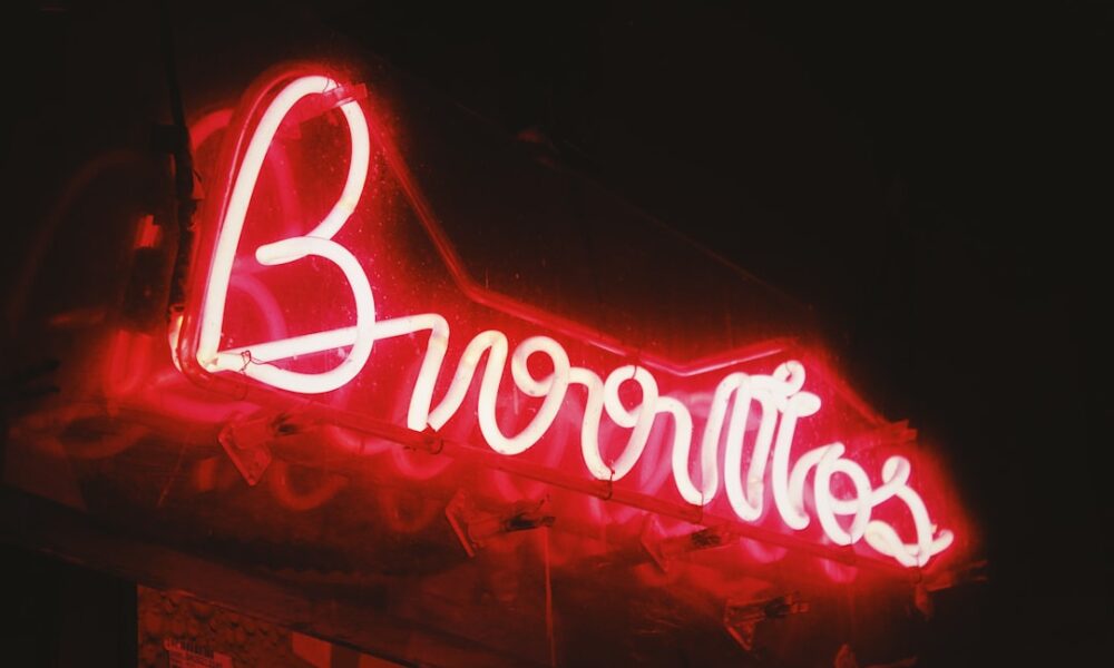 découvrez les différentes formes de non-monogamie, leurs avantages, défis, et conseils pour explorer des relations amoureuses ouvertes et honnêtes.