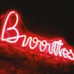 découvrez les différentes formes de non-monogamie, leurs avantages, défis, et conseils pour explorer des relations amoureuses ouvertes et honnêtes.