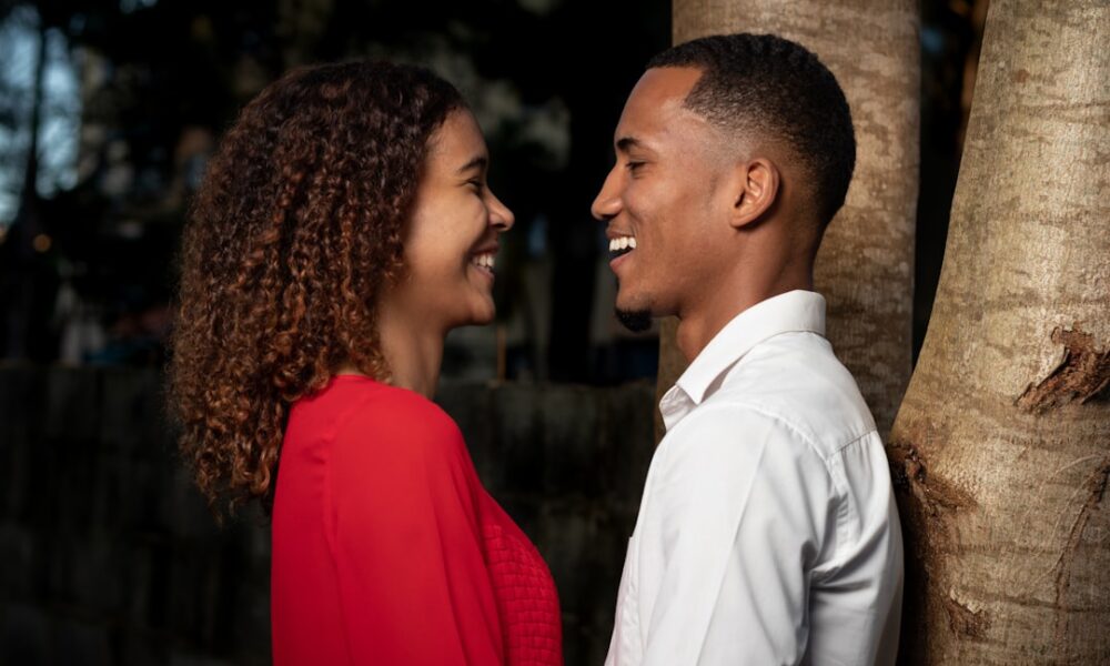 découvrez les clés du succès dans une relation polyamoureuse : communication, confiance et respect pour épanouir plusieurs liens amoureux.