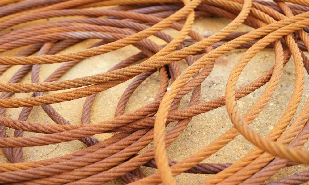 découvrez nos conseils essentiels pour l'entretien et la conservation de vos cordes de shibari, afin d'assurer leur durabilité et sécurité lors de vos pratiques.